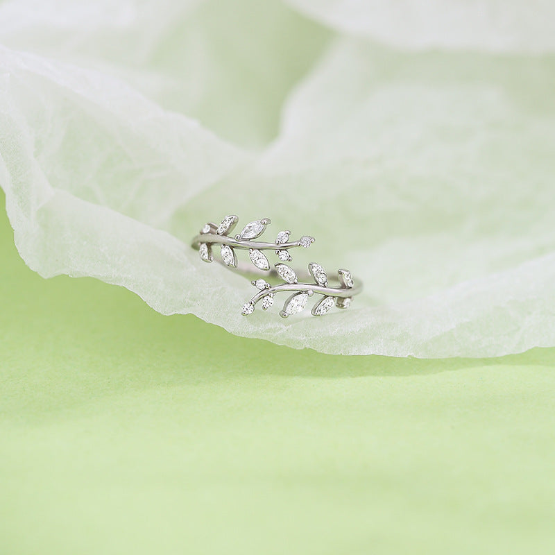 Damenring mit filigranem Blattdesign und funkelnden Zirkonia Shop Nory