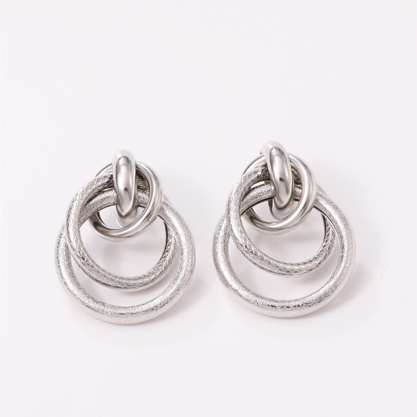 Damen Hängende Ohrringe mit elegantem, geschwungenem Ringdesign Shop Nory