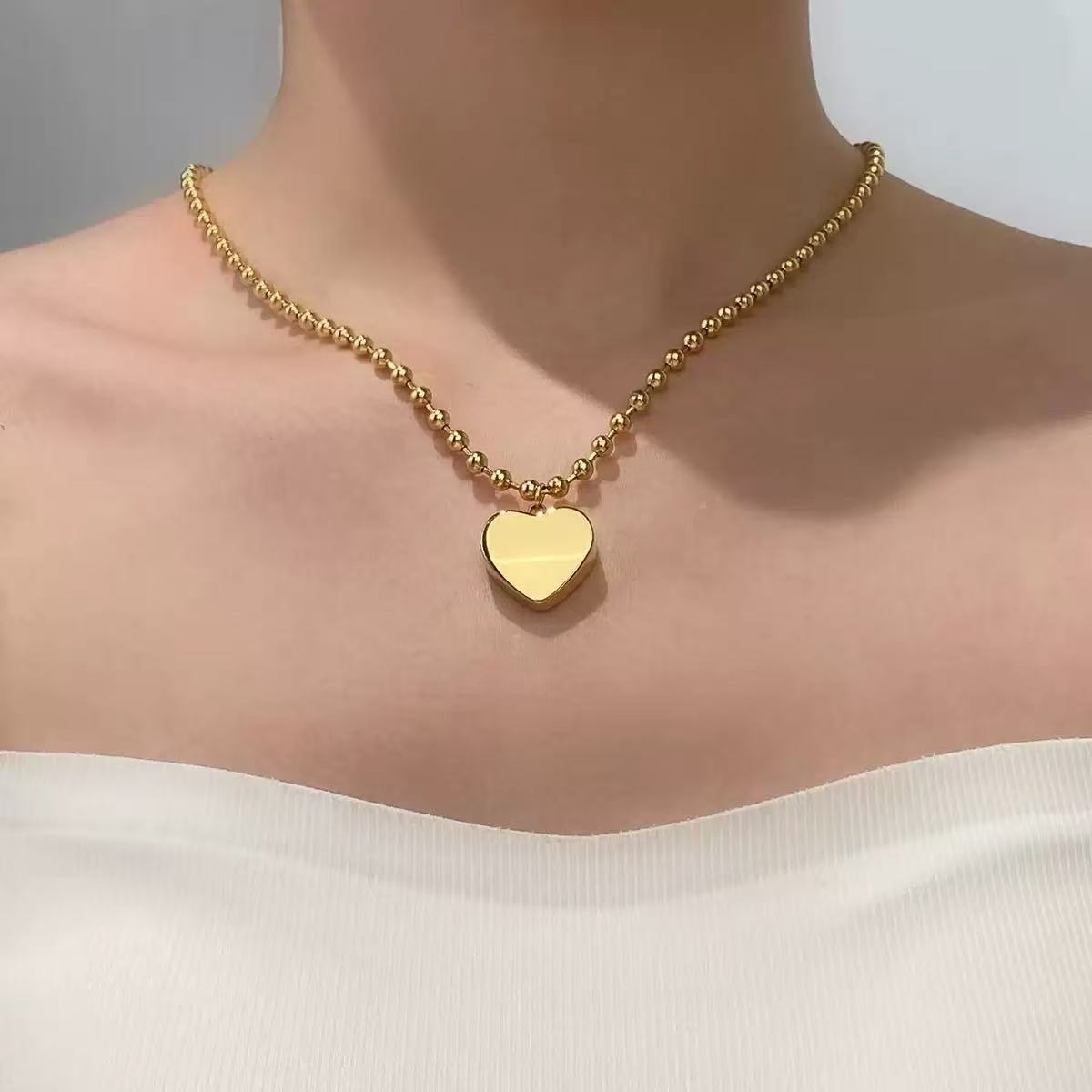 Damen Halskette mit glänzendem Herzanhänger und edlem Perlen-Design Shop Nory