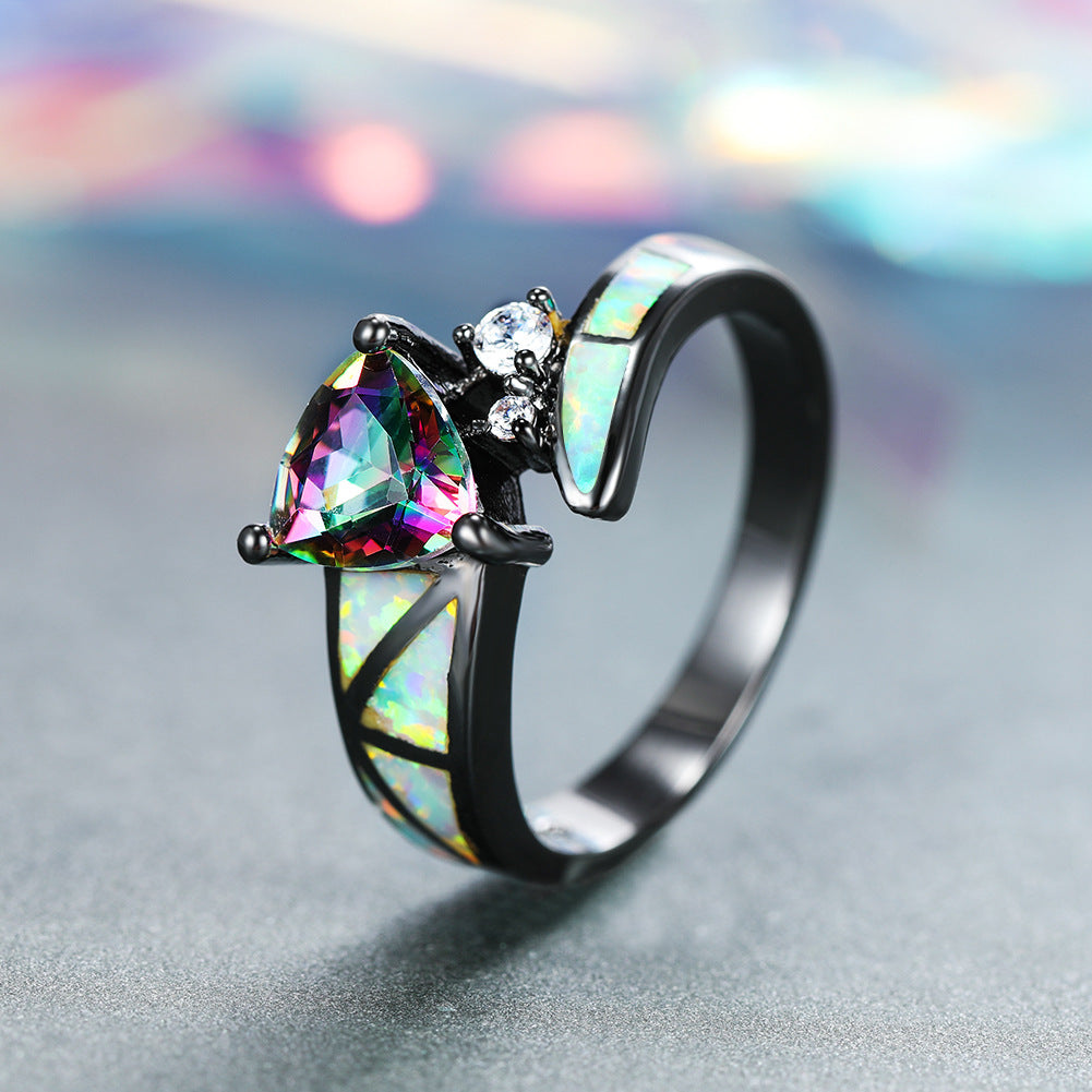 Damen Ring mit kunstvollem, dreieckigem Opal und funkelnden Zirkonia-Elementen Shop Nory