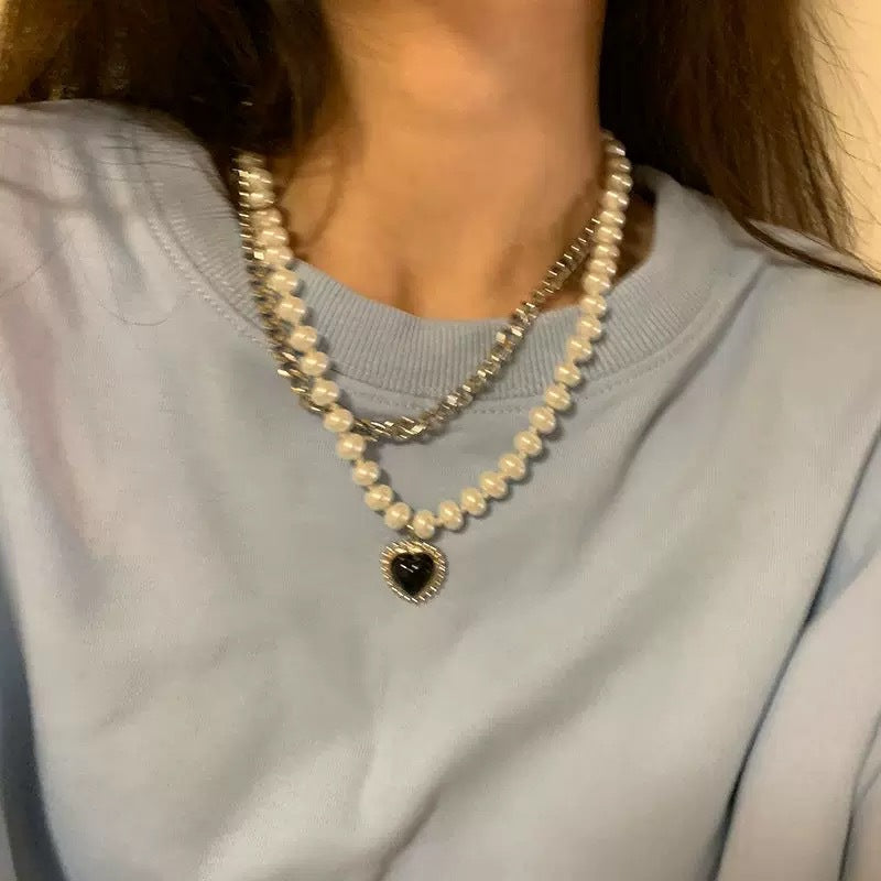Damen Halskette mit glamourösem Herzanhänger und eleganten Perlendetails Shop Nory