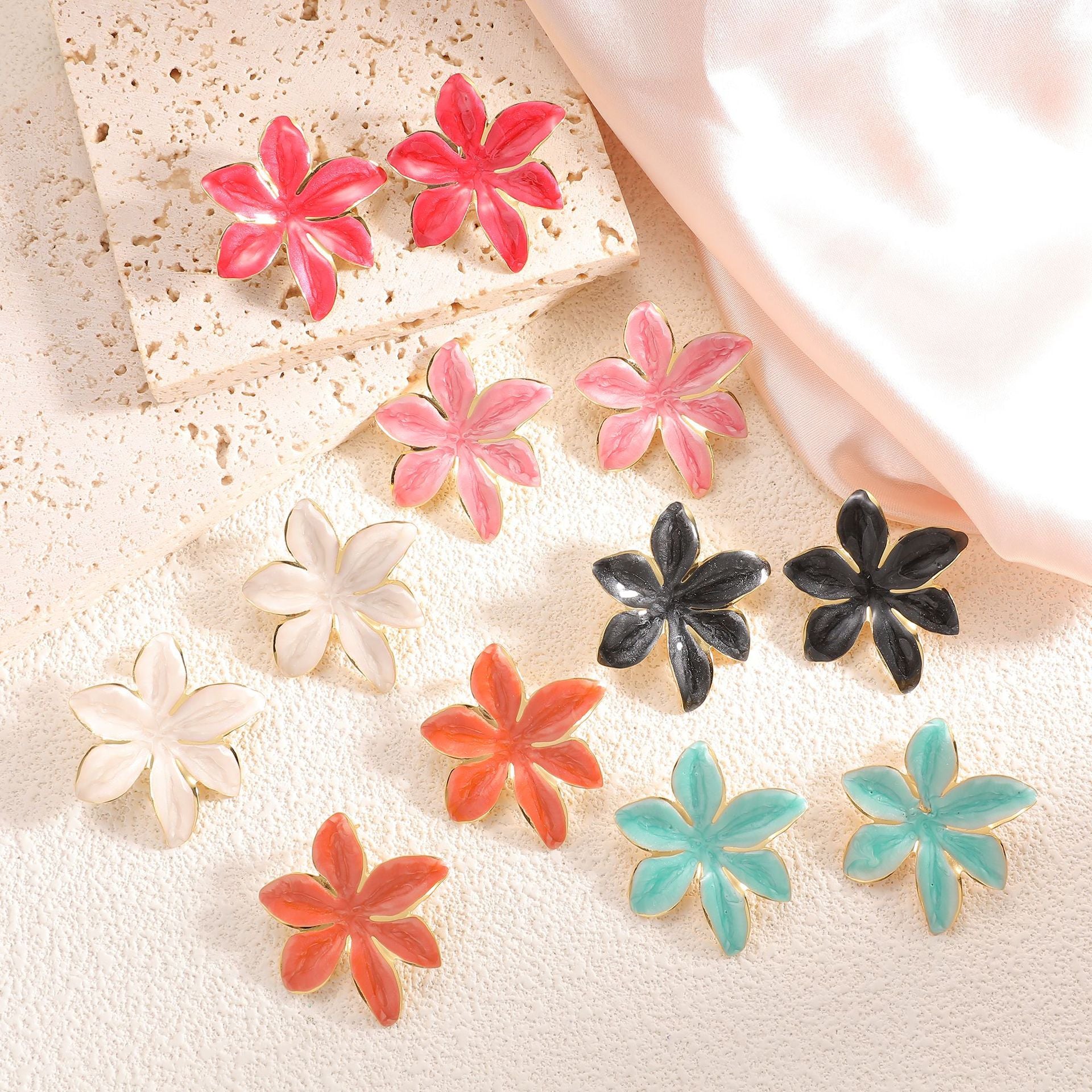 Damen Ohrringe mit floralem Design und elegantem Goldrand Shop Nory