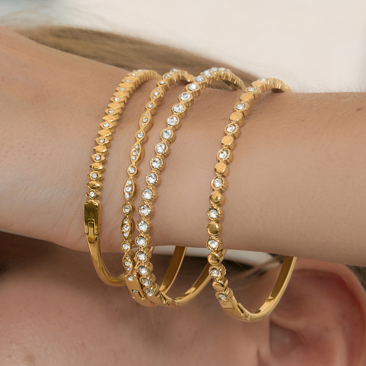 Damen Armreif mit filigranem Blumendesign aus hypoallergenem Edelstahl Shop Nory