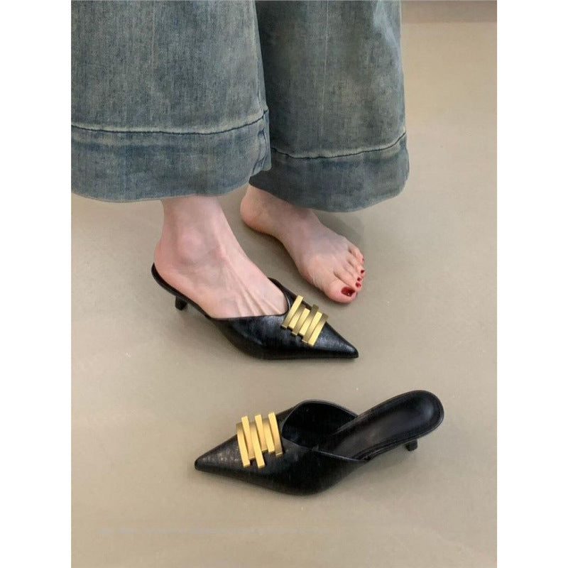 Damen Spitz zulaufende Lederoptik-Mules mit skulpturiertem Kitten‑Heel und goldener Wellenapplikation Shop Nory