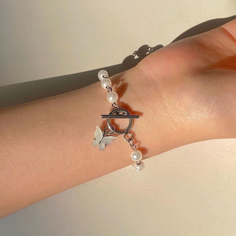 Damen Armband mit eleganten Süßwasserperlen und filigranem Schmetterlingsanhänger Shop Nory