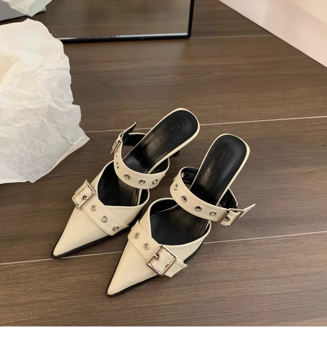Damen Spitz zulaufende Mule‑Pantoletten mit doppeltem Schnallenriemen, Ösen‑Detail und niedrigem Kitten‑Absatz Shop Nory