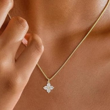Damen Halskette mit funkelndem Blumenanhänger und hochwertigem Kettendesign Shop Nory