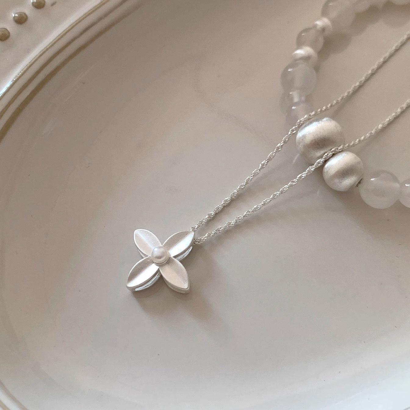 Damen Halskette mit elegantem, floralen Anhänger und feiner Gliederkette Shop Nory