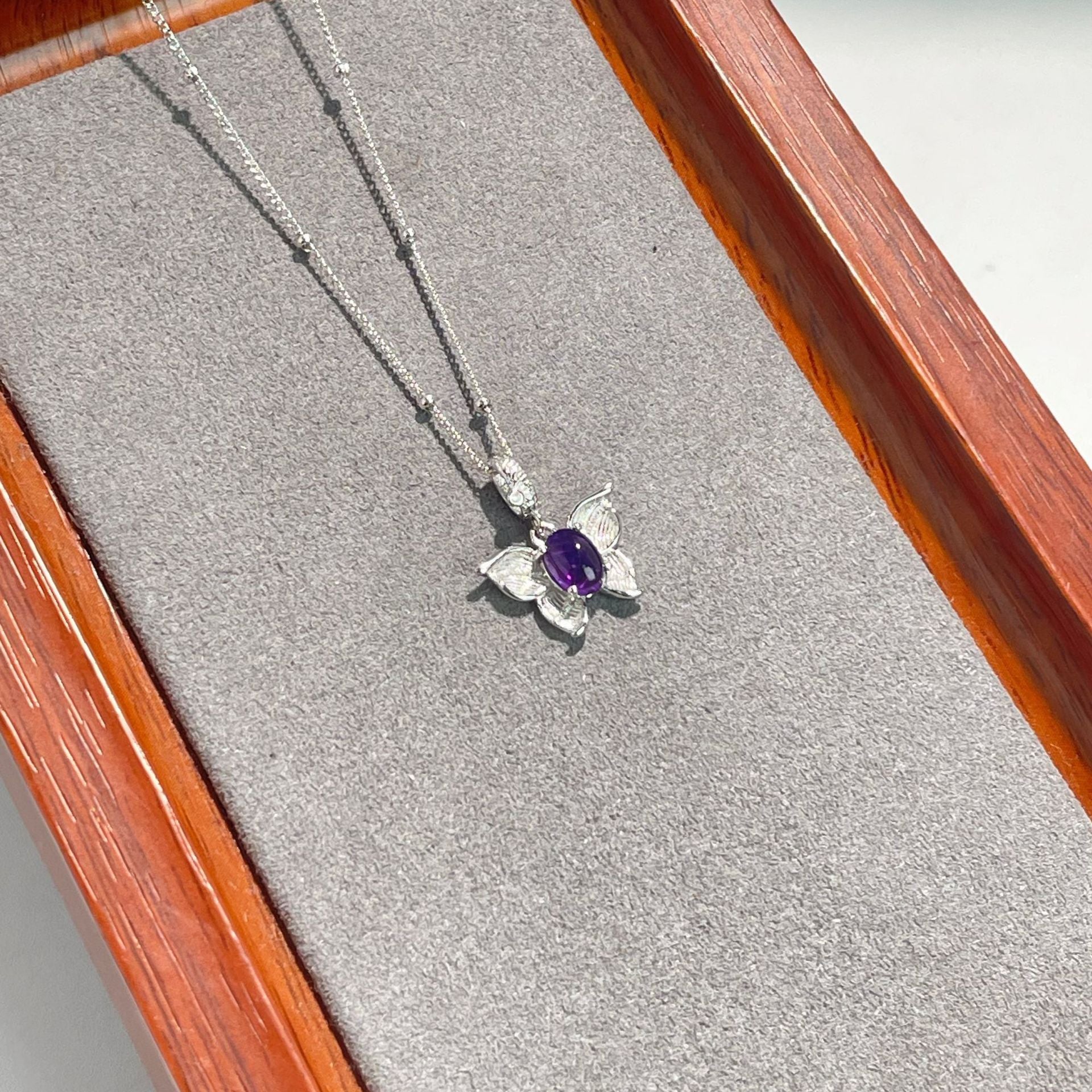 Damen Halskette mit filigranem Schmetterlingsanhänger und lila Halbedelstein Shop Nory