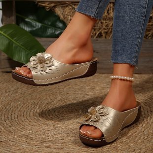 Damen Offene Zehen-Pantoletten mit Blumenapplikation, perforiertem Obermaterial und ergonomischer Keilsohle Shop Nory