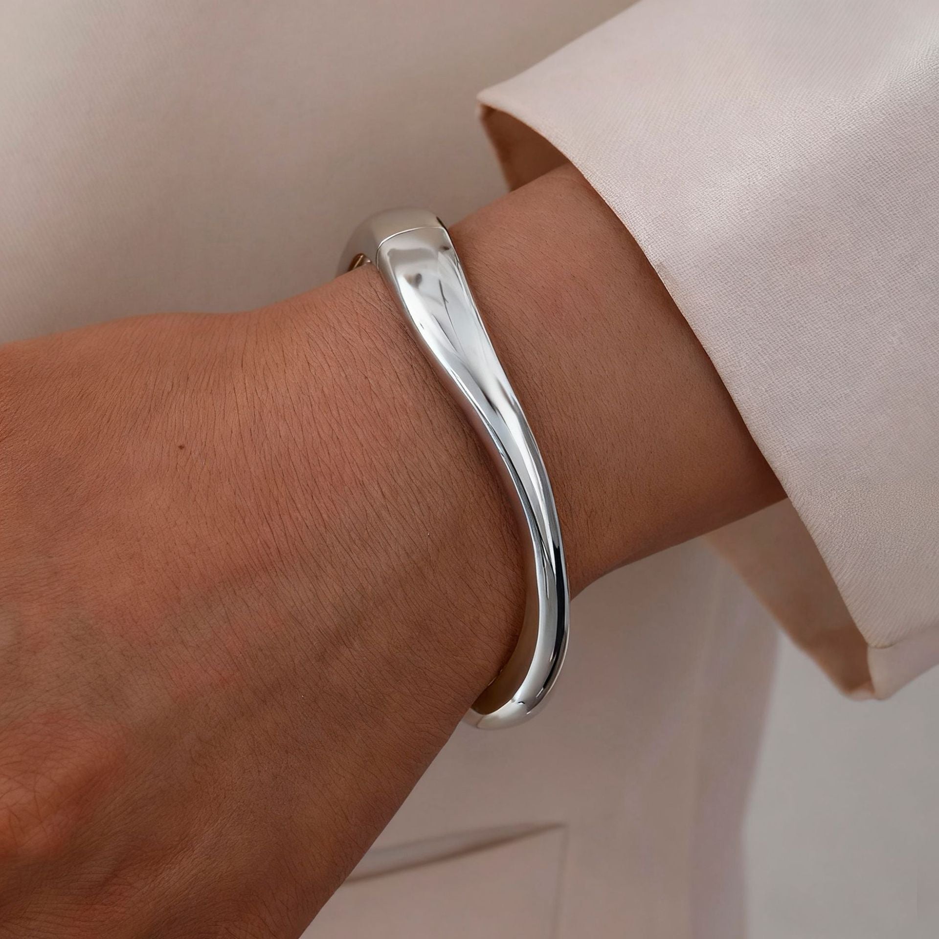 Damenarmreif mit geschwungenem Design und glänzender Oberfläche Shop Nory