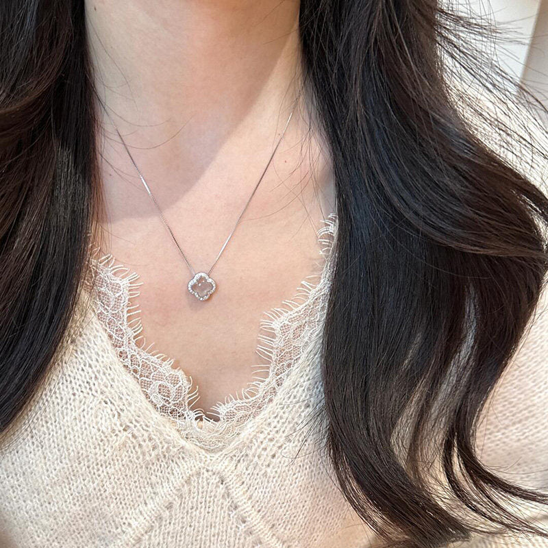 Damen Halskette mit funkelndem blütenförmigen Anhänger und hochwertigem Zirkonia-Besatz Shop Nory