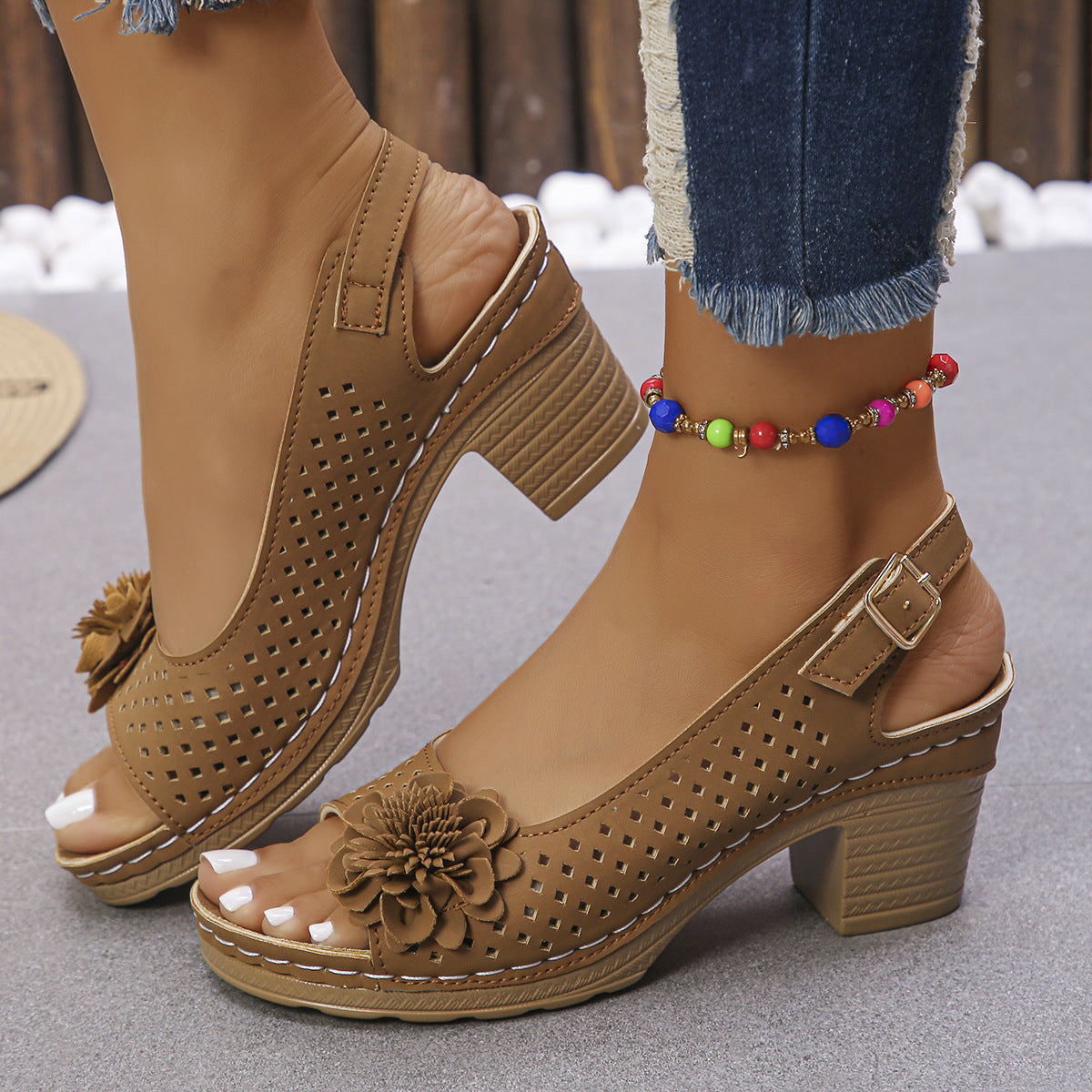 Damen Elegante und luftige Sandalen mit Blumenapplikationen