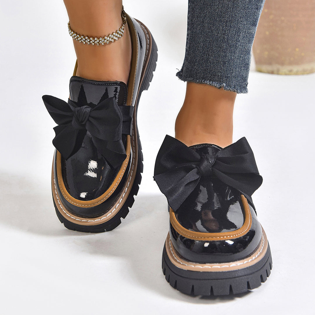 Damen Plateau-Loafer aus Lacklederoptik mit profilierter Gummisohle und Zierschleife Shop Nory