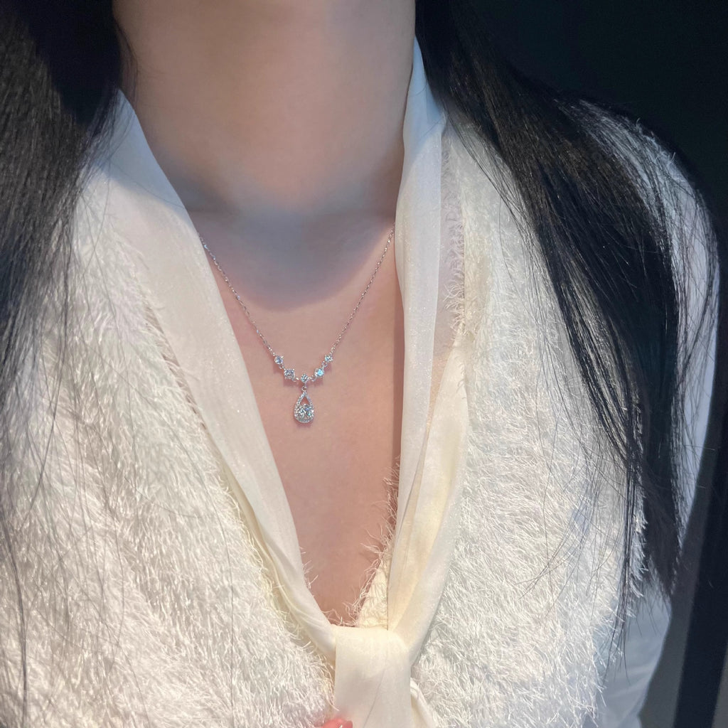 Damen Halskette mit funkelndem Tropfenanhänger und kunstvollen Zirkonia-Details Shop Nory