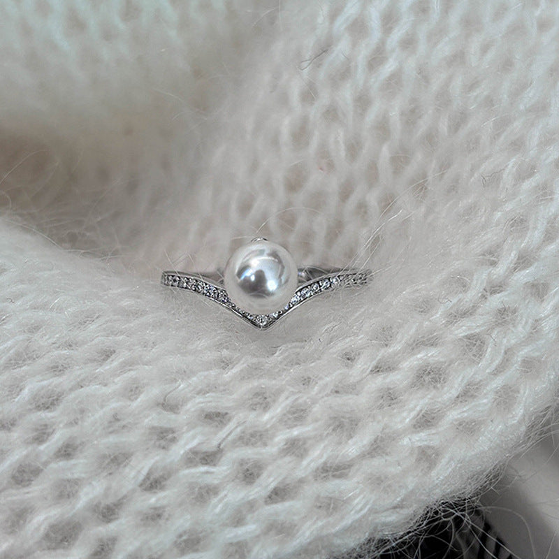 Damen eleganter Ring mit schimmerndem Perlenbesatz und funkelnden Zirkonia Shop Nory