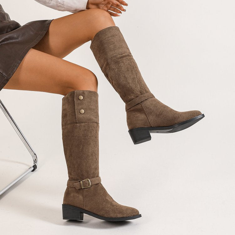 Damen kniehohe Velourslederstiefel mit niedrigem Blockabsatz und Zierriemen Shop Nory
