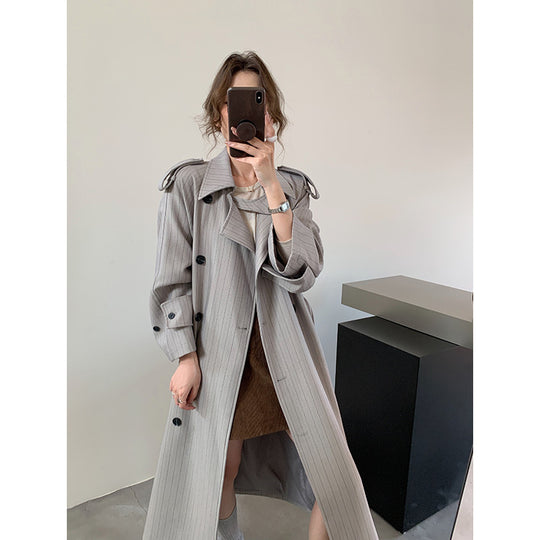 Damen Nadelstreifen-Trench mit kastiger Silhouette, Schulterpatten und verdecktem Bindegürtel Shop Nory