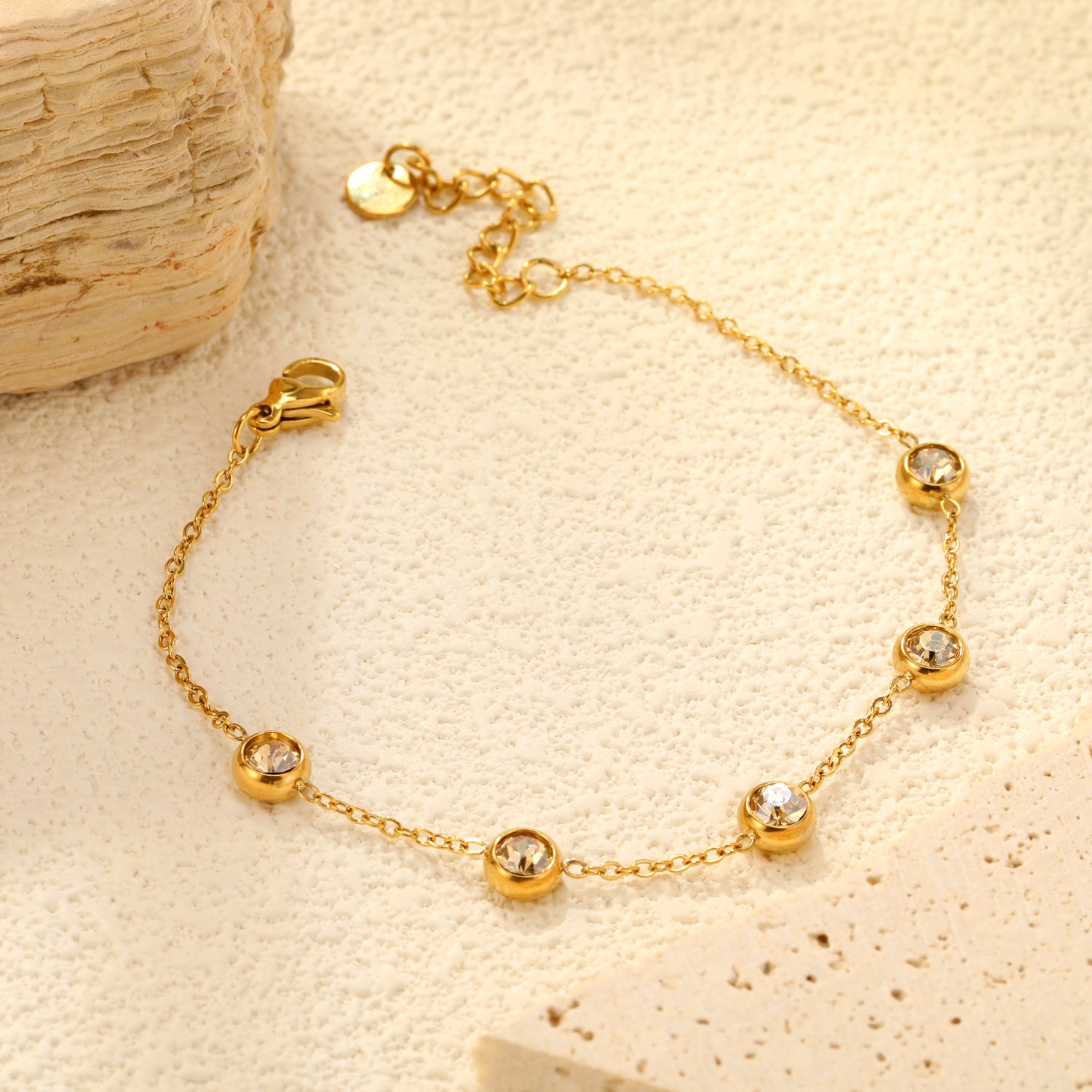Damen zarte Armbanduhr mit funkelnden Kristallakzenten und eleganter Edelstahl-Beschichtung Shop Nory
