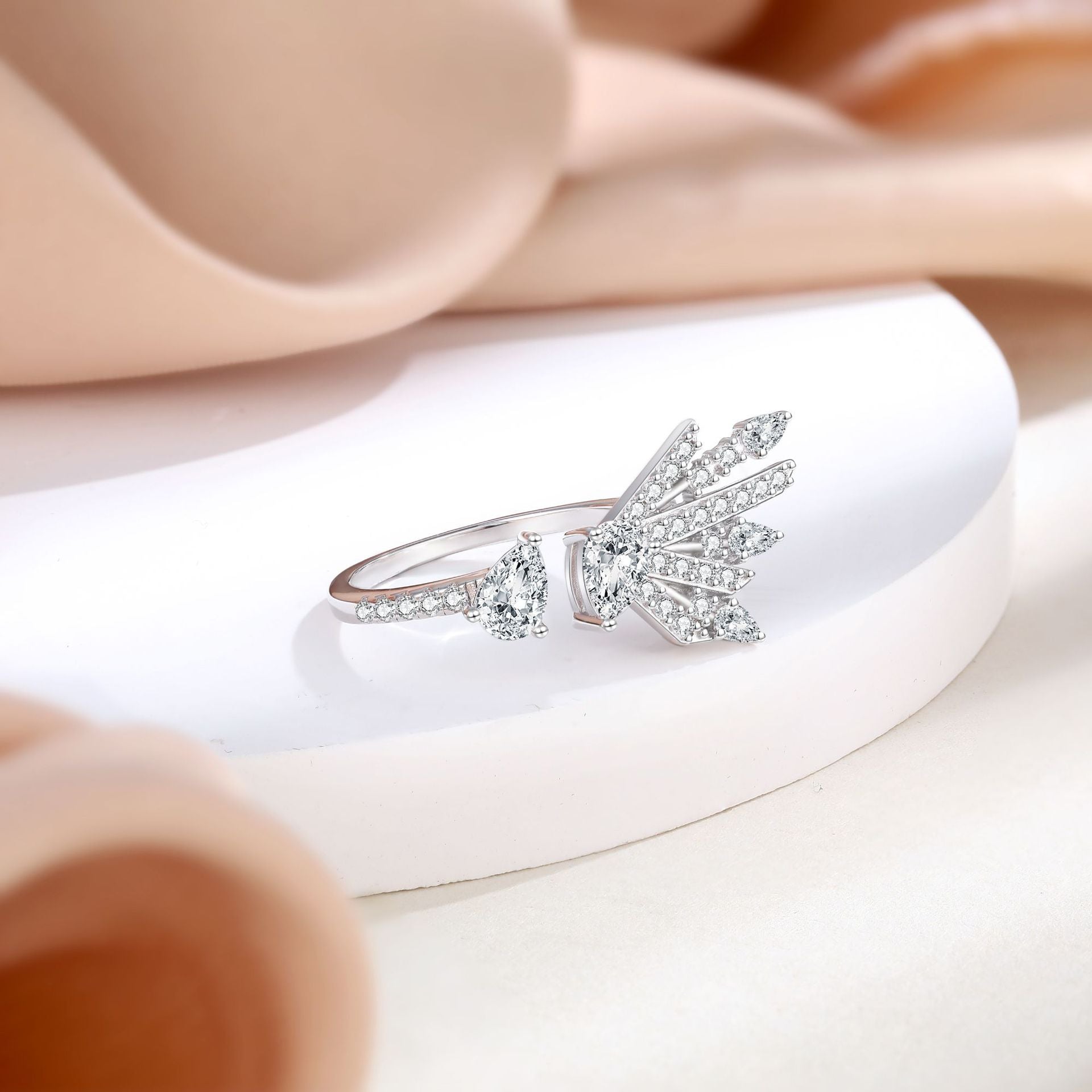 Damen Designer-Ring mit funkelnden Kristallen und filigranem Blattdesign Shop Nory