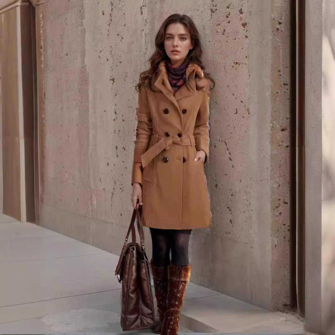 Damen eleganter Trenchcoat mit tiefem Revers und modischen Akzenten