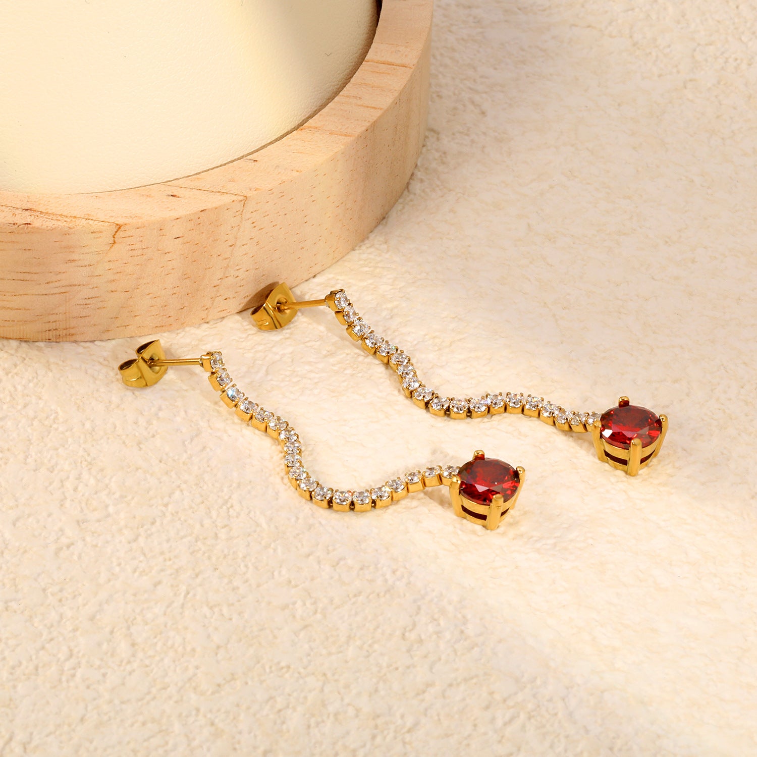 Damen Hängende Ohrstecker mit funkelnden Kristallen und eleganter goldplattierter Verarbeitung Shop Nory
