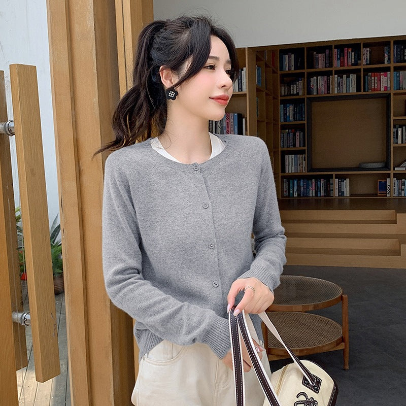Damen Kurzgeschnittener Feinstrick-Cardigan mit Rundhalsausschnitt und kastiger Passform Shop Nory