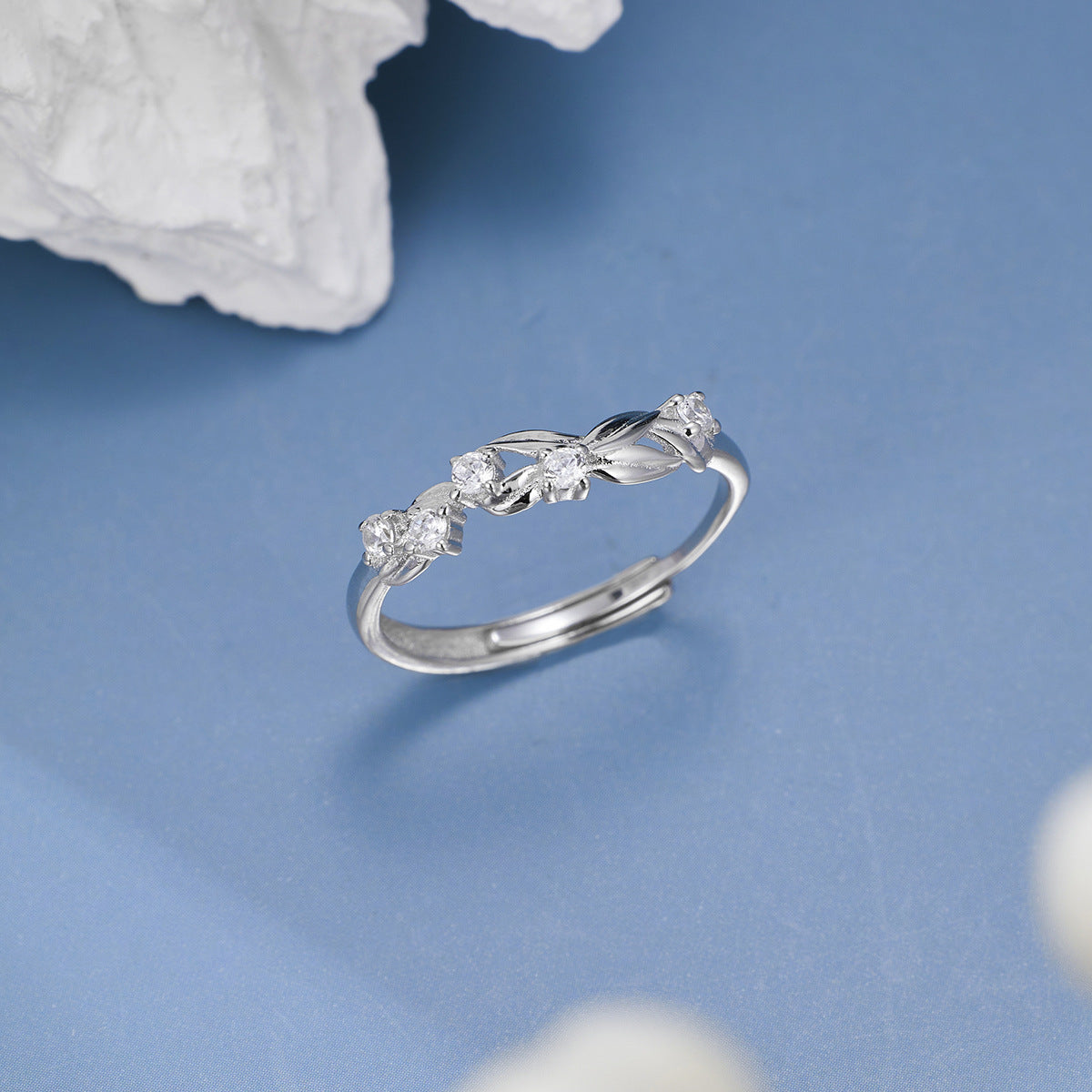 Damen eleganter Ring mit funkelnden Zirkonia und kunstvollem Blattdesign Shop Nory