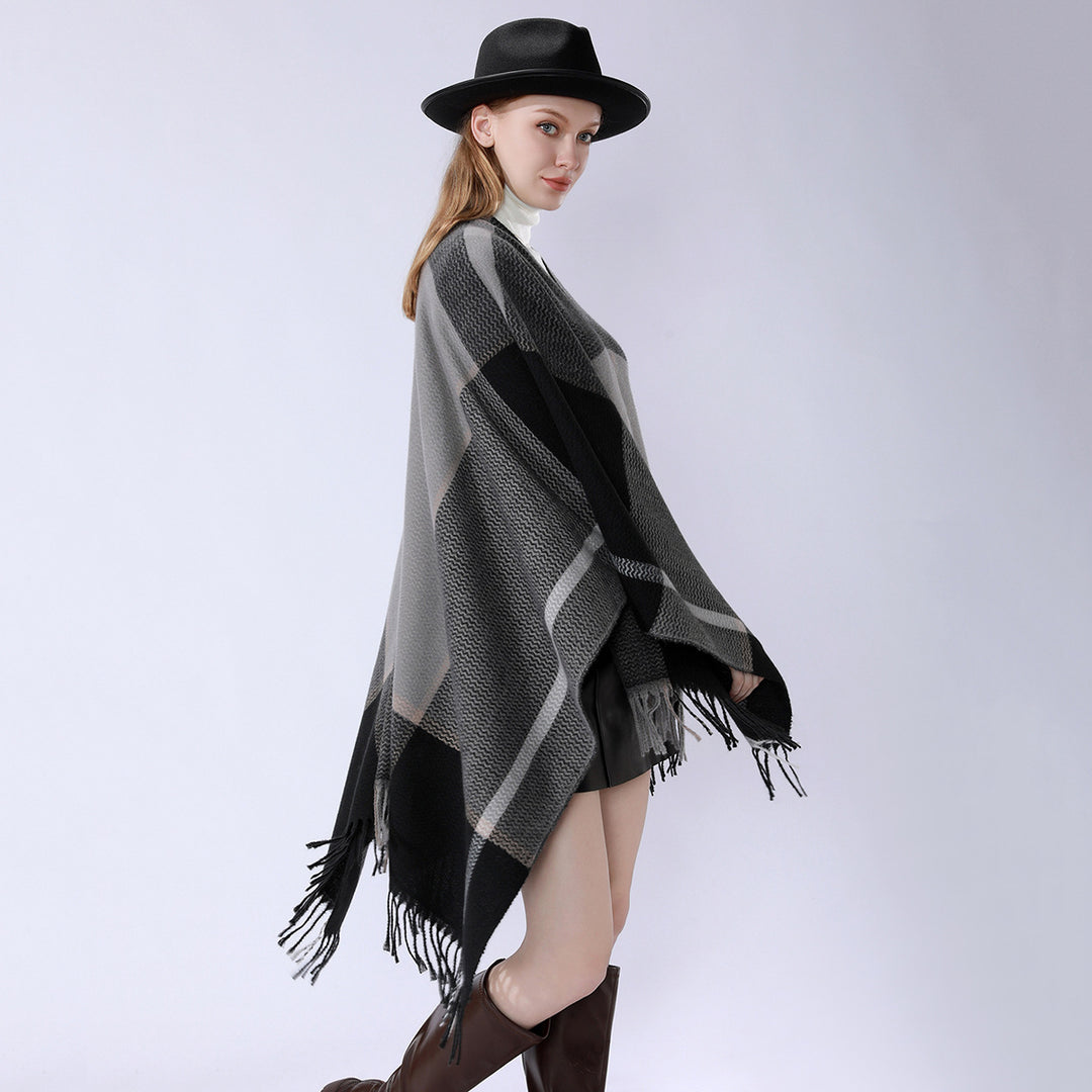 Damen Oversize-Capeponcho aus strukturierter Strickmischung mit V‑Ausschnitt, Karomuster und Fransen Shop Nory