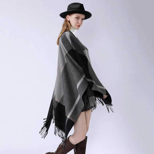 Damen Oversize-Capeponcho aus strukturierter Strickmischung mit V‑Ausschnitt, Karomuster und Fransen Shop Nory