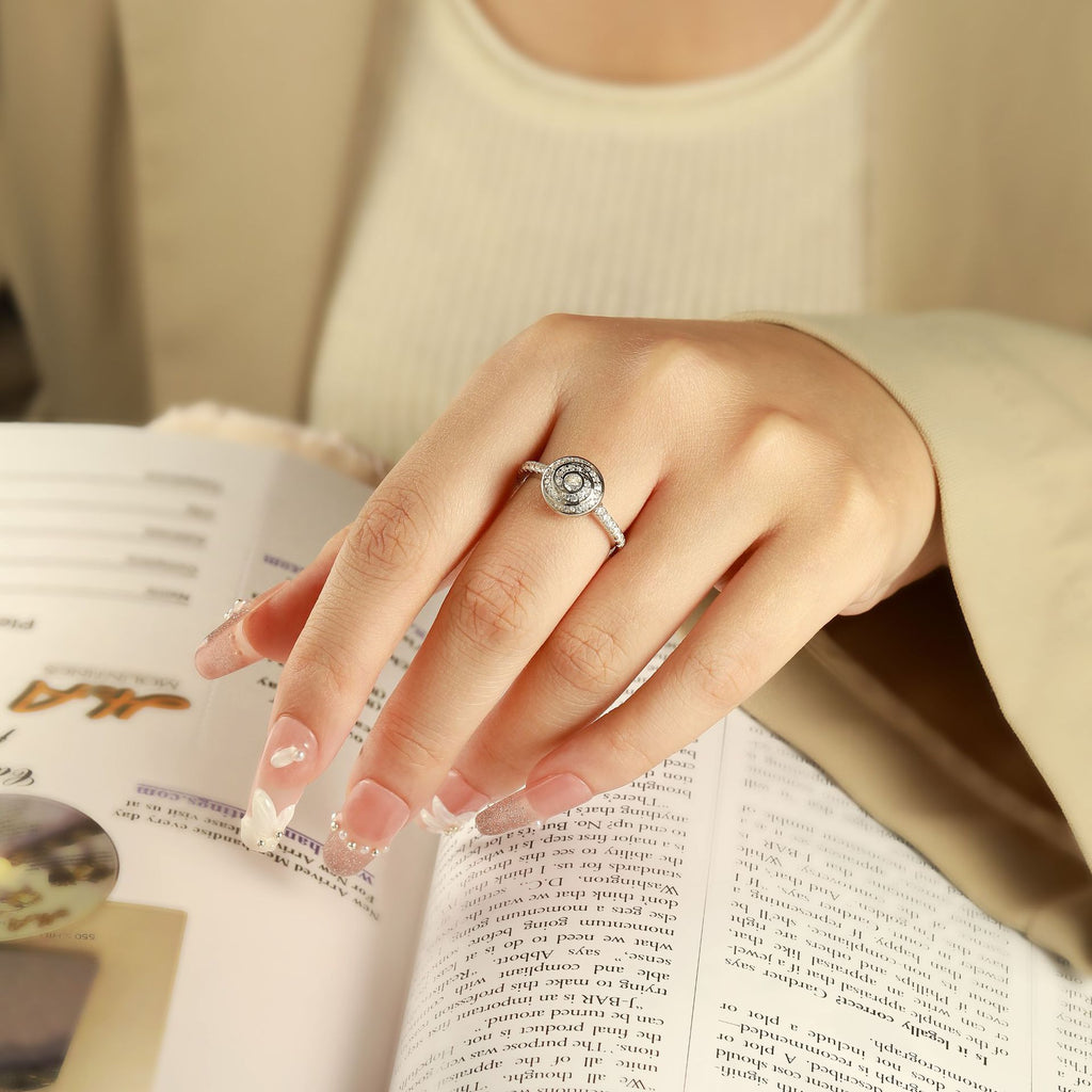 Damenring mit kunstvollen geometrischen Zirkonia-Details Shop Nory