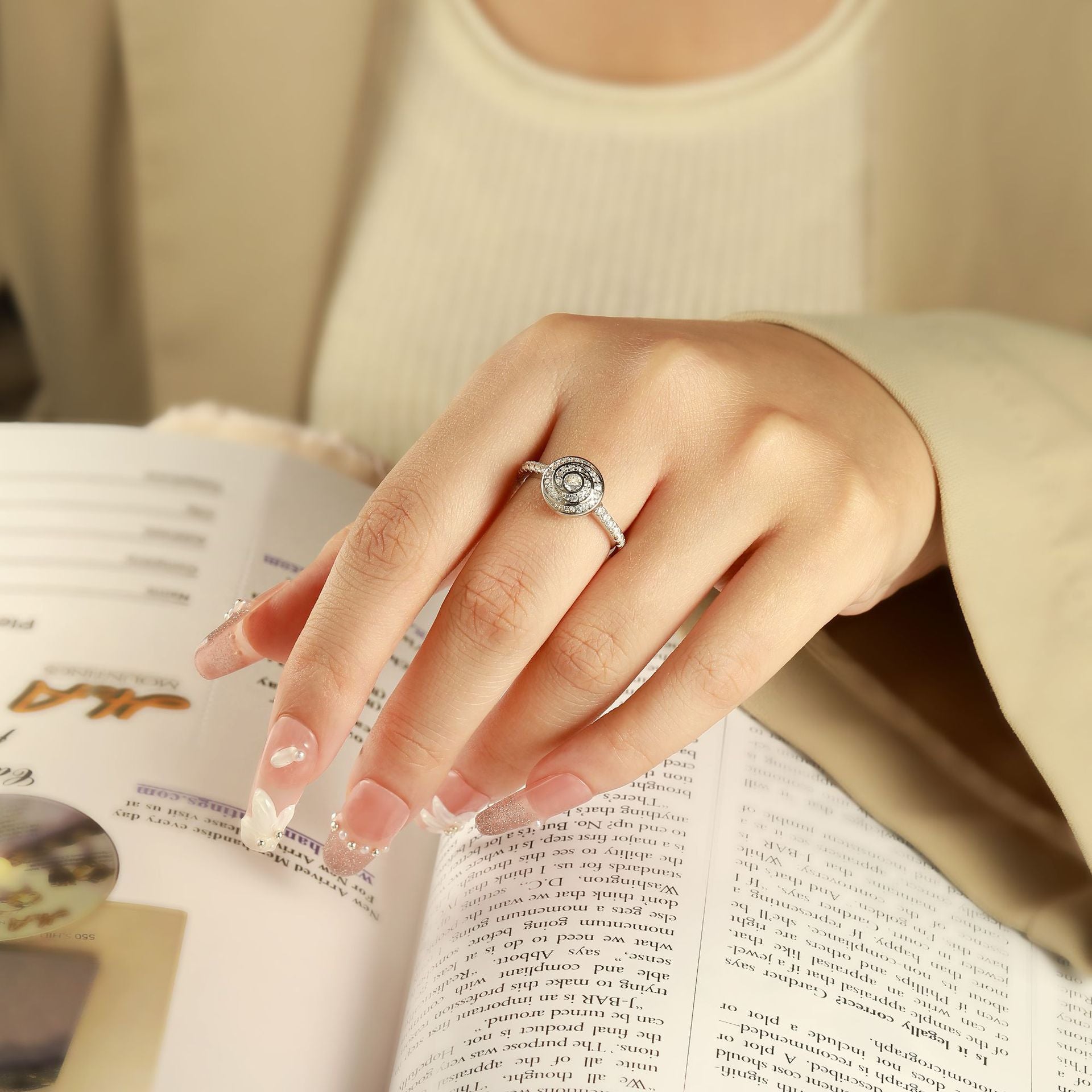 Damenring mit kunstvollen geometrischen Zirkonia-Details Shop Nory