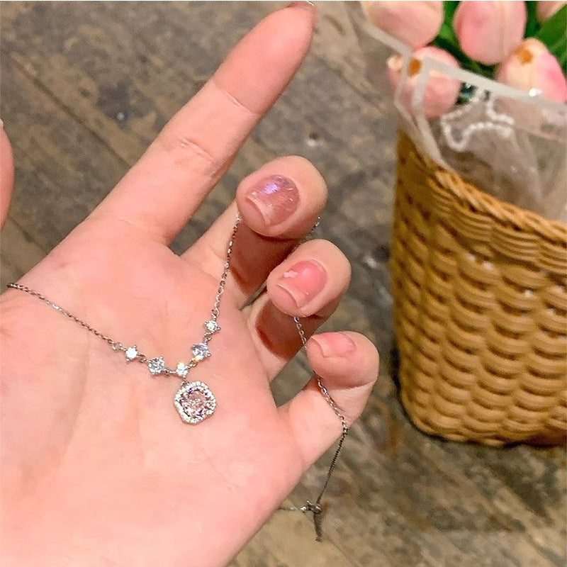 Damen Halskette mit kunstvoll gestaltetem Anhänger und funkelnden Zirkonia Shop Nory