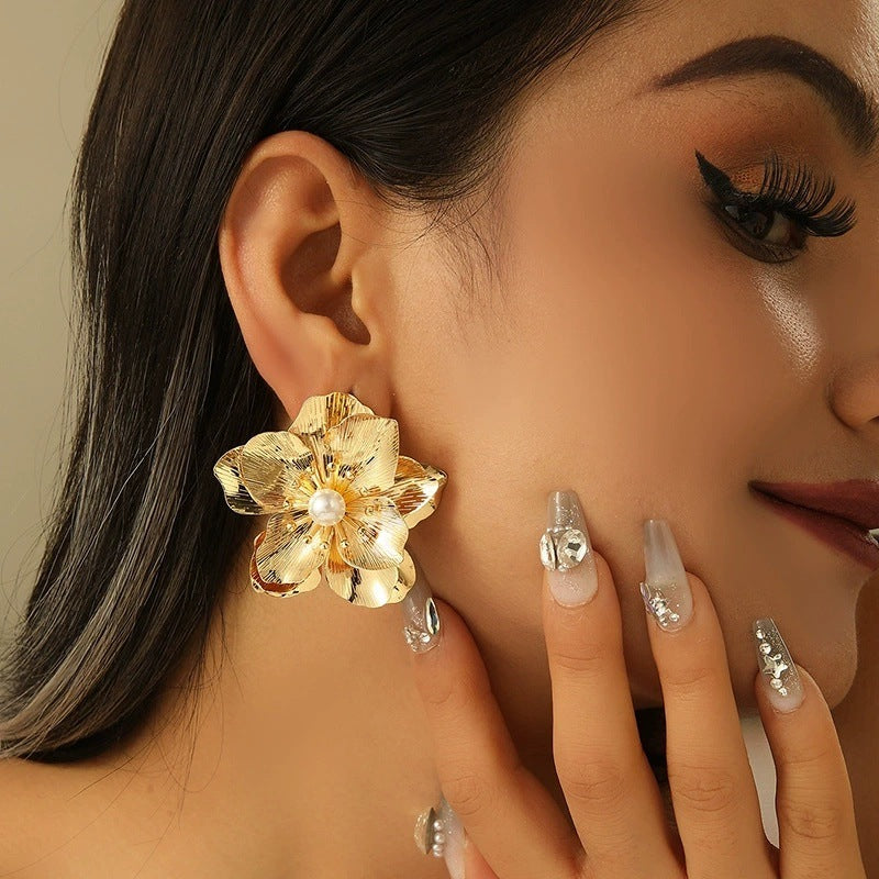 Damen Ohrringe mit kunstvollem Blütenmotiv und eleganten Perlenakzenten Shop Nory
