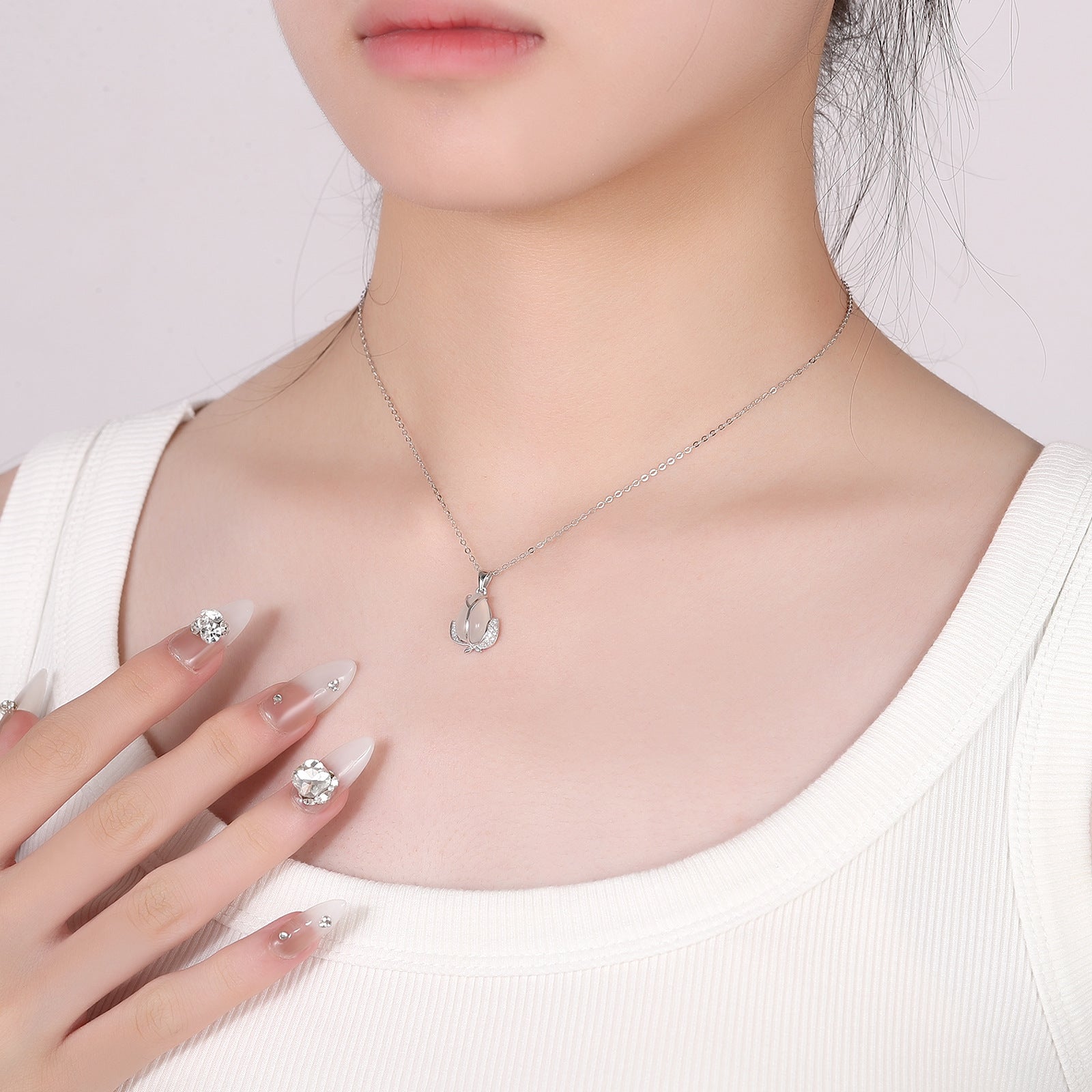 Damen Halskette mit elegantem Blumenanhänger aus Halbedelstein und funkelnden Zirkonia Shop Nory
