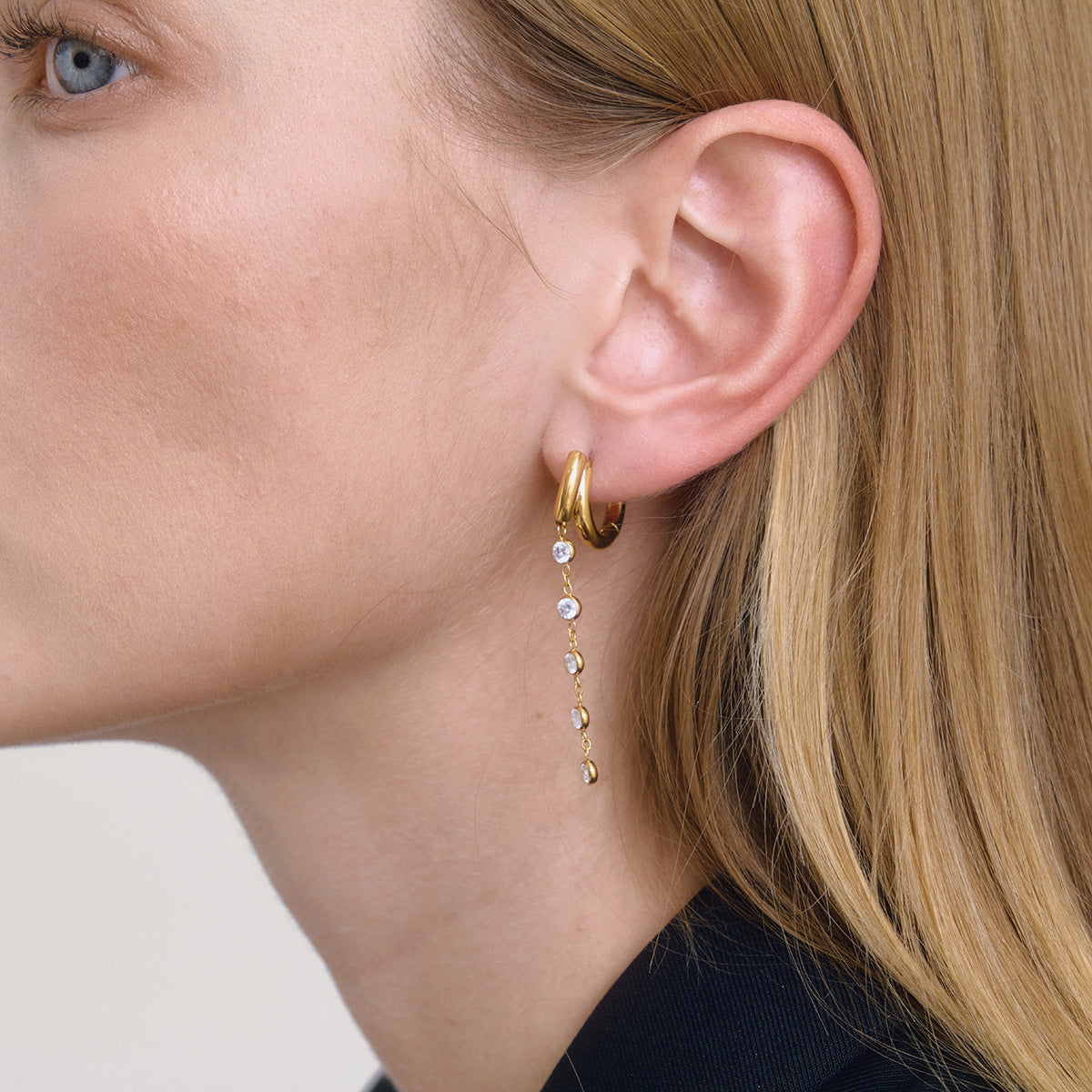 Damen Ohrhänger mit funkelnden Zirkonia und modernem Edelstahl-Design Shop Nory