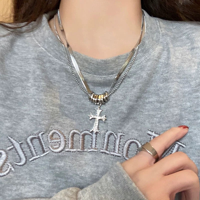 Damen Kette mit kunstvollem Kreuzanhänger und eleganten Metallakzenten Shop Nory