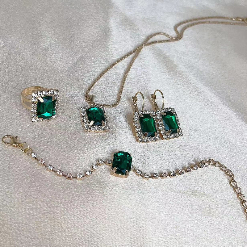 Luxuriöses Kristall-Statement-Schmuckset mit rechteckigem Halo-Anhänger, passenden hängenden Ohrringen, verstellbarem Tennisarmband und Statement-Cocktailring
