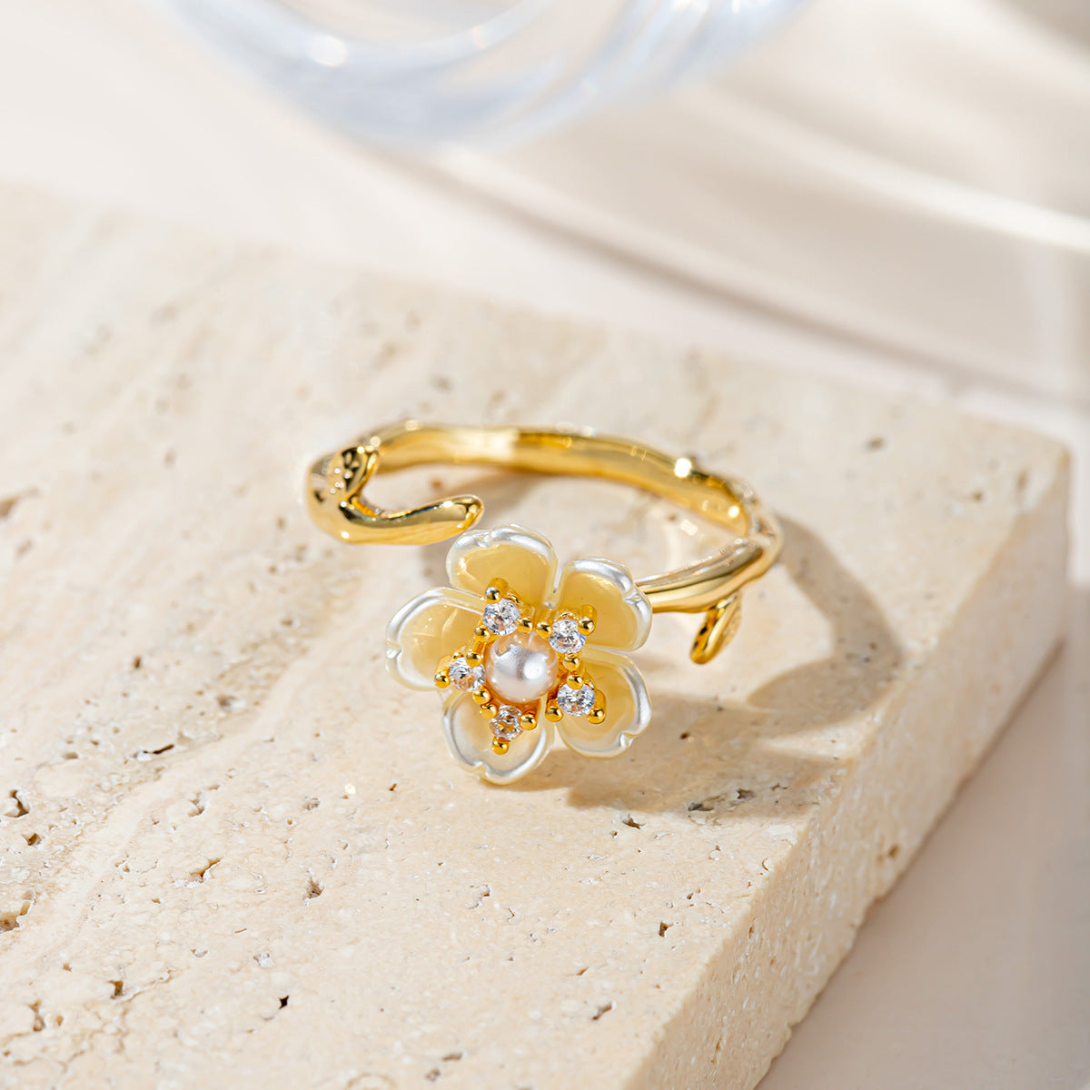 Damenring mit floralen Akzenten und Perlenverzierung Shop Nory