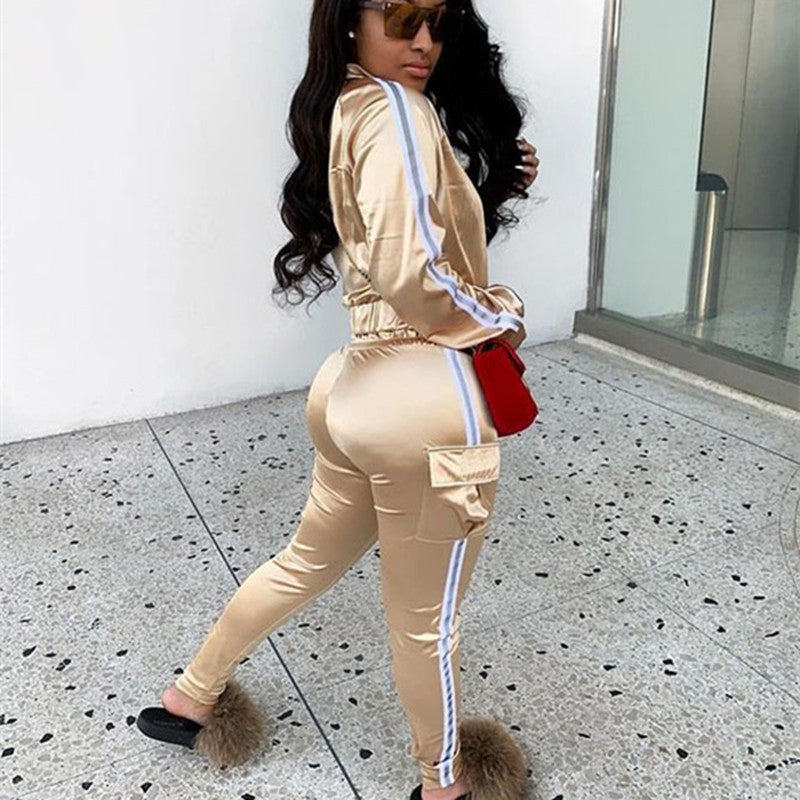 Damen Satin-Jogginganzug-Set mit Reißverschlussjacke, Seitenstreifen und Cargo-Taschen Shop Nory