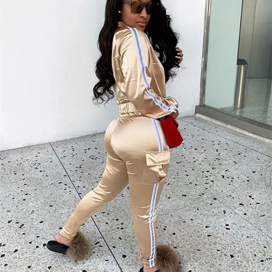 Damen Satin-Jogginganzug-Set mit Reißverschlussjacke, Seitenstreifen und Cargo-Taschen Shop Nory