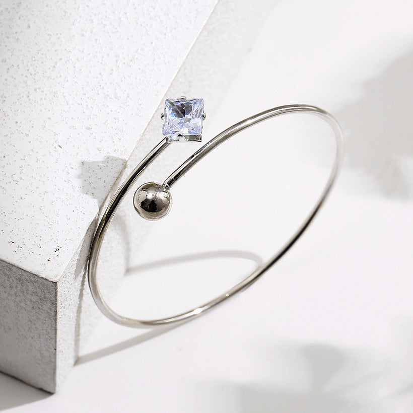 Damenarmband mit quadratischem Zirkonia-Anhänger und modernem Design Shop Nory
