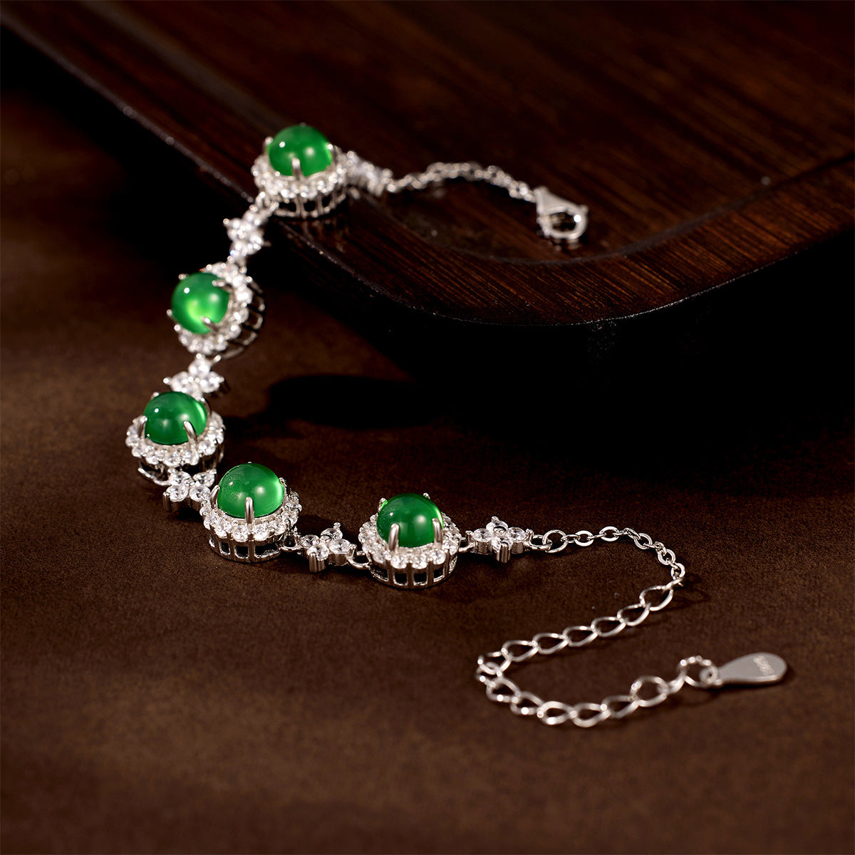 Damen Armband mit funkelnden Kristallen und grünem Edelstein Shop Nory