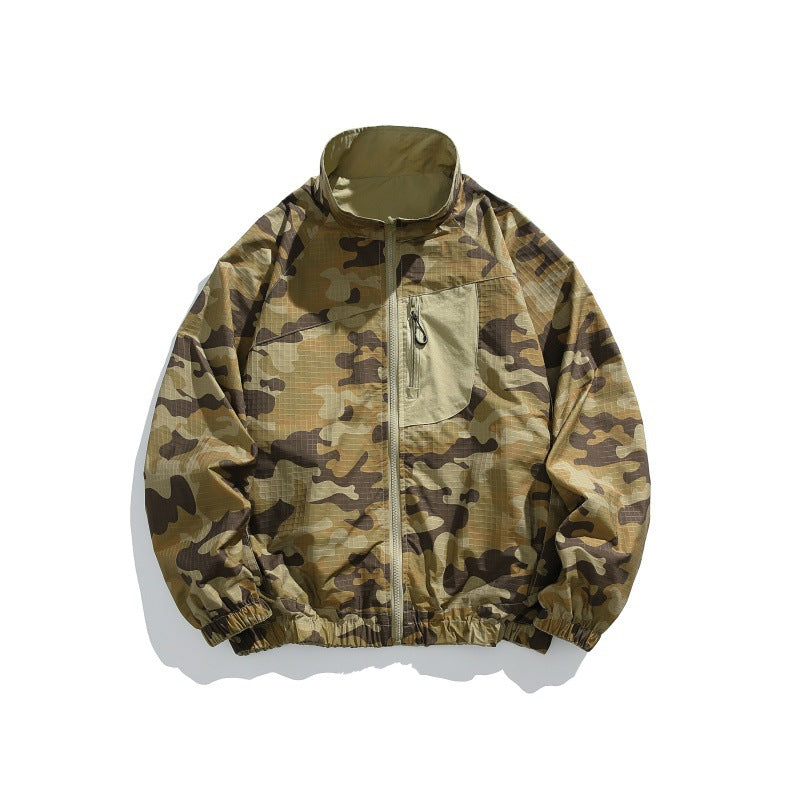 Unisex Leichter Camo‑Windbreaker mit hohem Stehkragen, Brustreißverschluss und elastischem Saum Shop Nory