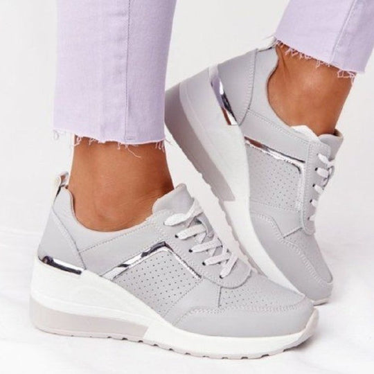 Damen Keil-Sneaker mit perforiertem Obermaterial, gepolstertem Komfortkragen und reflektierenden Metalldetails Shop Nory