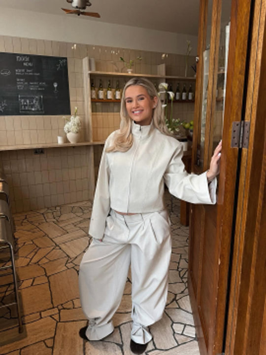 Damen Kurzjacke mit Stehkragen und weiten Bundfaltenhose Set Shop Nory