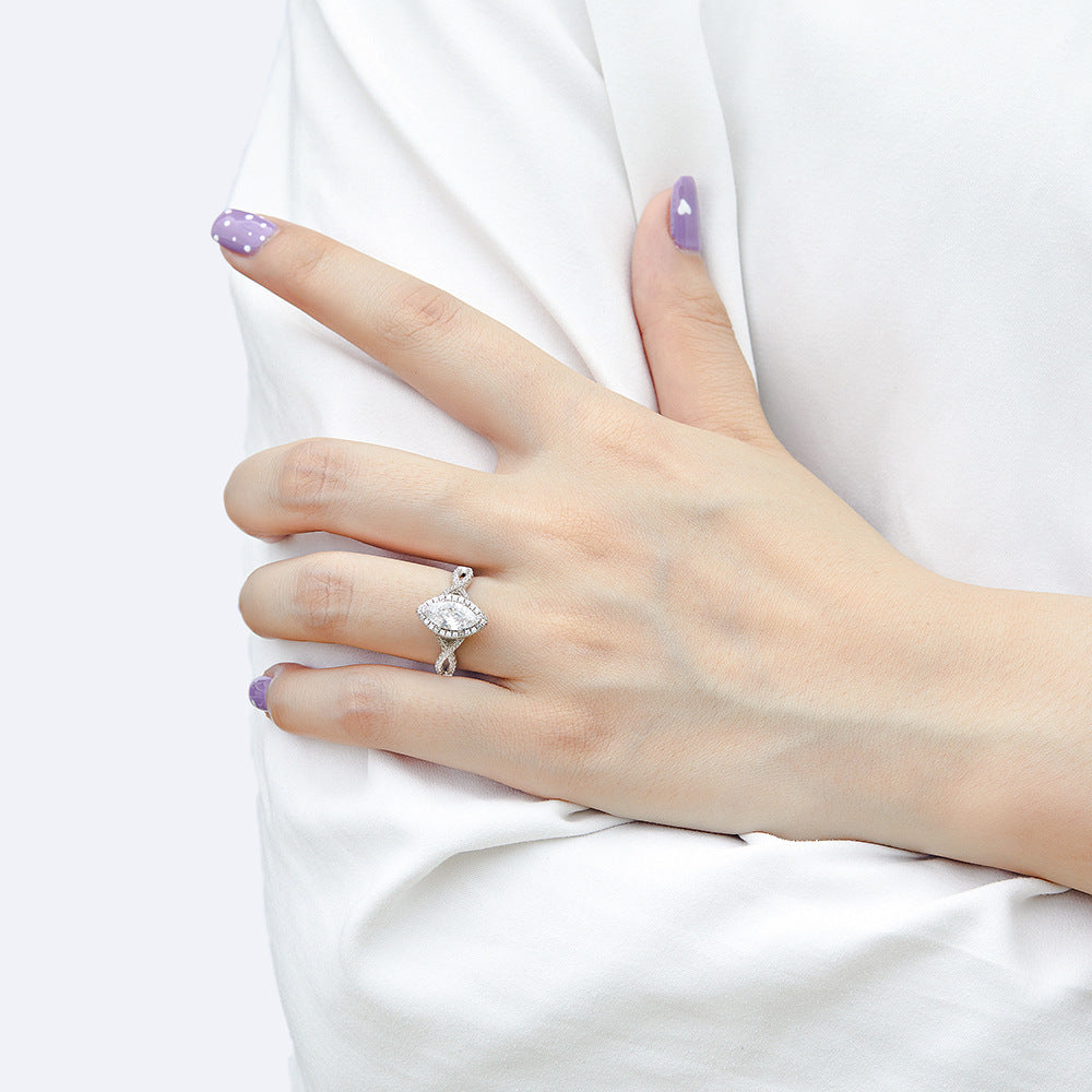 Damen eleganter Verlobungsring mit ovalem Hauptstein und kunstvollem Zirkonia-Besatz Shop Nory