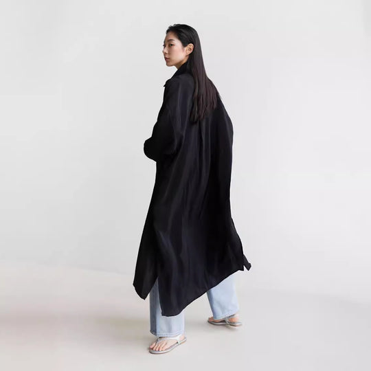 Damen Langer Satin‑Effekt Duster mit Stehkragen, Oversize‑Schnitt und tiefen Seitenschlitzen Shop Nory