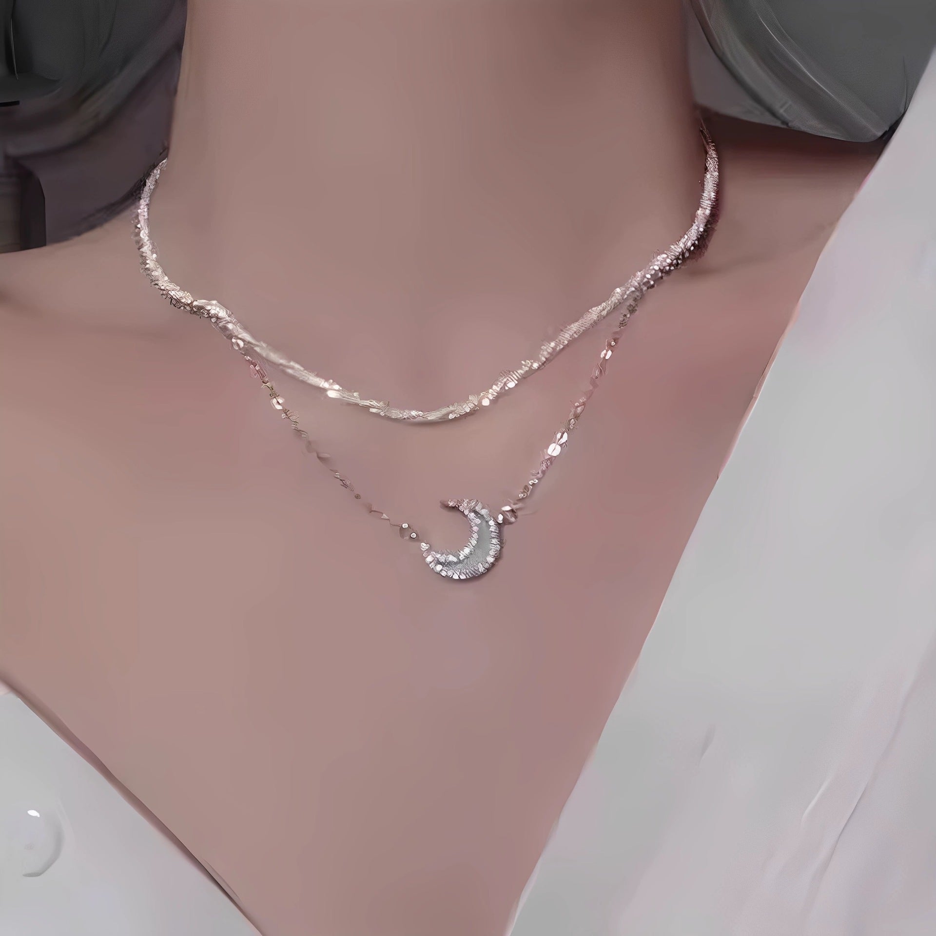 Damen Kette mit exquisitem Mondanhänger und funkelnden Zirkonia Shop Nory