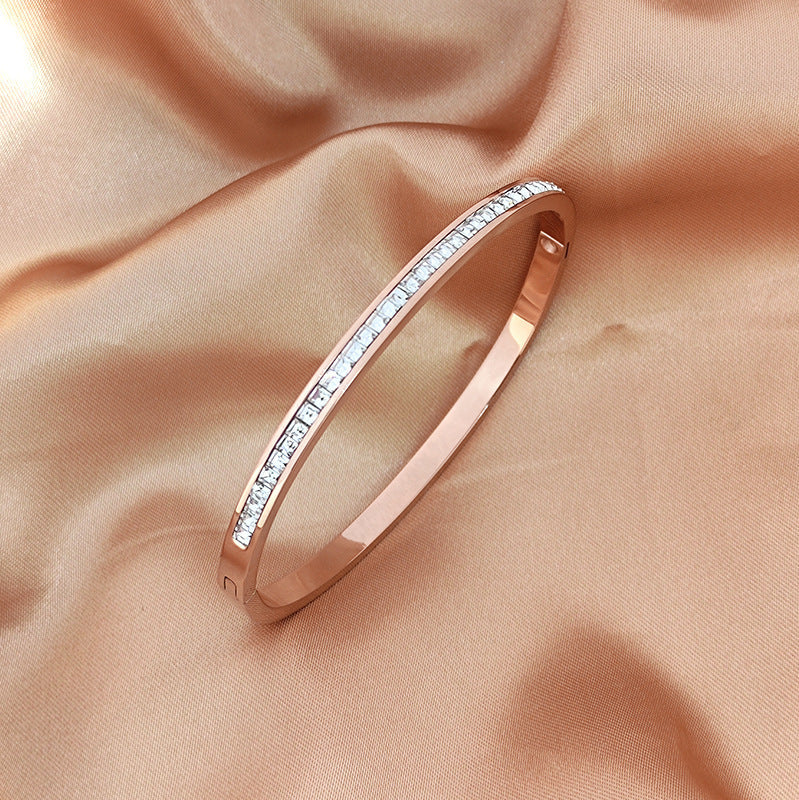 Damen Glänzendes Armreif mit funkelnden Zirkonia Shop Nory